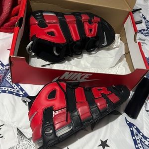 Black/red size 7Y Nike Air More Uptempo